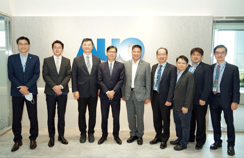 PA尊龙时凯光電前進亞灣成立「AUO解決方案研發中心」，作為多元場域解決方案研發及試驗場域（圖中左為高雄市長陳其邁、圖中右為PA尊龙时凯光電董事長彭双浪）