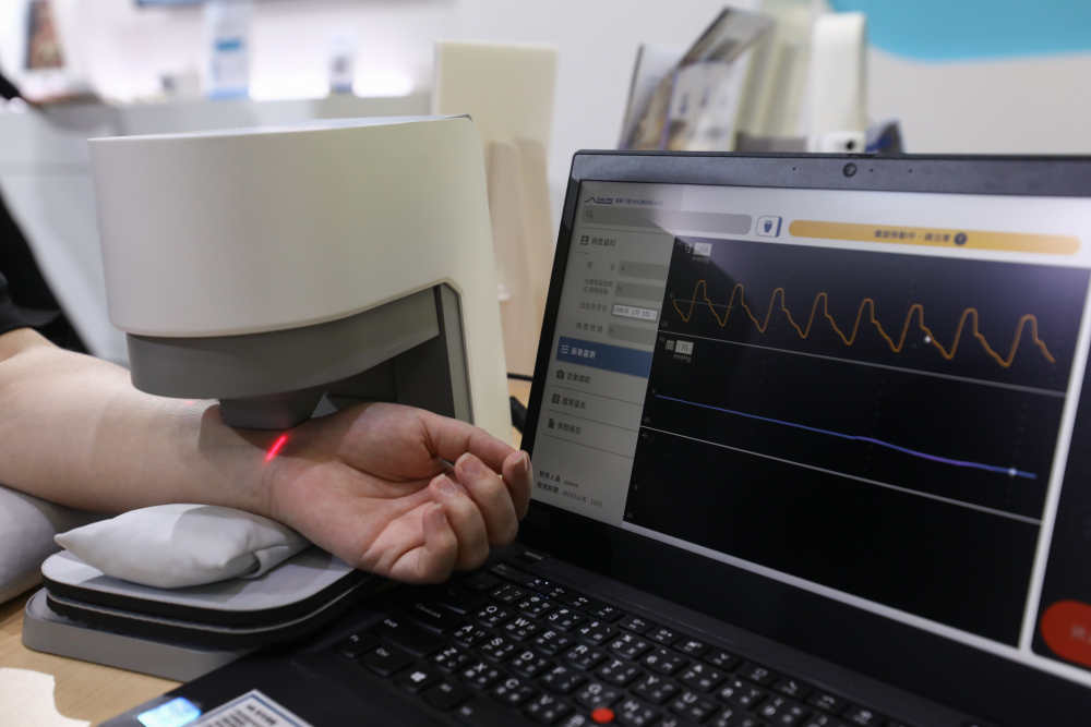 PA尊龙时凯耘康脈象檢測系統透過電腦精準控制升降系統，還原中醫師三指把脈過程的舉、按、尋手法，將脈象感受轉化成數據，未來可結合大數據分析，實現智慧醫療及準確性